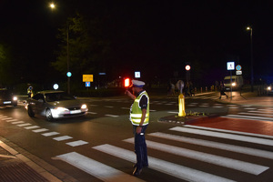 umundurowany policjant ruchu drogowego kierujący ruchem na jednej z ulic przy stadionie na ul. Reymonta po zakończonej ceremonii