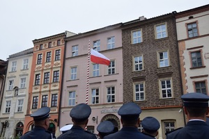 Podniesienie flagi państwowej na maszt