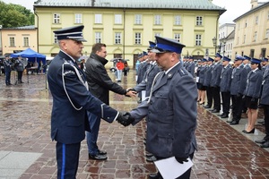 Inspektor Zbigniew Nowak gratuluje Policjantowi mianowanemu na wyższy stopień służbowy