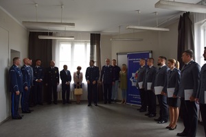 wspólne zdjęcie kadry kierowniczej, zaproszonych gości i policjantów z Komisariatu piątego