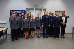 wspólne zdjęcie mianowanych w komisariacie ósmym policjantów i kadry kierowniczej