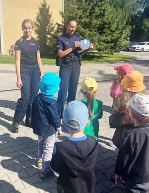 policjantki otrzymują od dzieci kartkę w formie czapki policyjnej