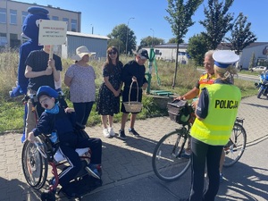 uczestnicy akcji  policjantka i rowerzysta