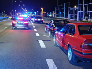 kilka samochodów stojących na drodze w trakcie kontroli w godzinach nocnych