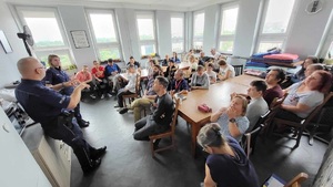 policjanci w sali prowadzą prelekcję dla podopiecznych placówki EMAUS