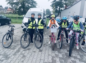 wspólne zdjęcie policjantek na rowerach i innych uczestników wycieczki rowerowej