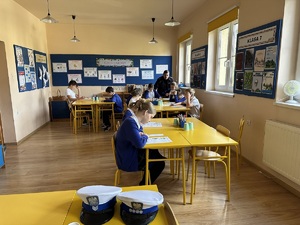 uczniowie w sali lekcyjnej piszą egzamin na kartę rowerową