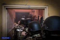 policjanci CBŚP dynamicznie wchodzą do mieszkania