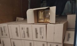 kilkadziesiąt kartonów z nielegalnym towarem znajdujące się w samochodzie dostawczym