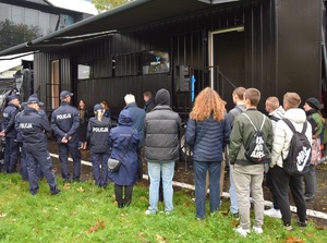 policjanci i mieszkańcy słuchaja prelegentów