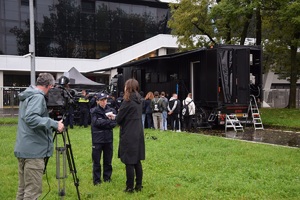 policjantka udziela wywiadu telewizji