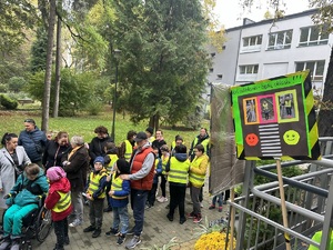 dzieci przygotowujące się do przemarszu przed budynkiem placówki