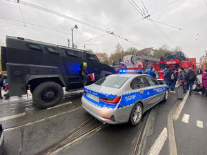 osoby oglądające pojazdy służb znajdujące się na jednej z ulic Krakowa