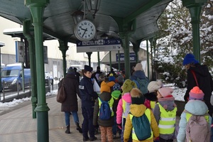 dworzec autobusowy - dzieci idą w stronę wejścia na perony