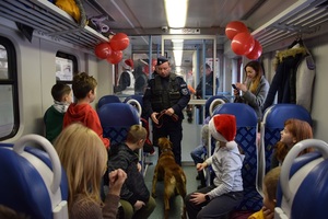 przedział w wagonie kolejowym - przewodnik psów słuzbowych wraz z  dziećmi.