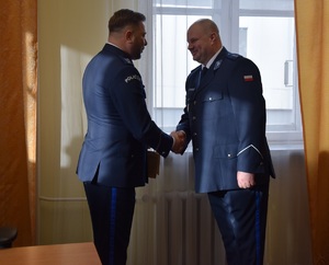 Zastępca Komendanta Miejskiego gratuluje nowemu Zastępcy Komisariatu Policji V w Krakowie