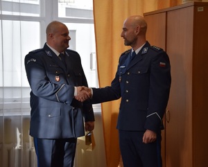 Komendant Komisariatu Policji V w Krakowie gratuluje objęcia stanowiska swojemu zastępcy