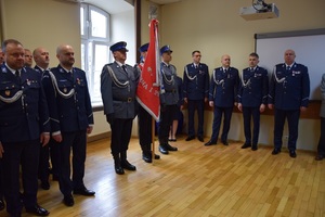 kierownictwo krakowskiej Komendy Miejskiej, komisariatów podczas uroczystości przy udziale pocztu sztandarowego